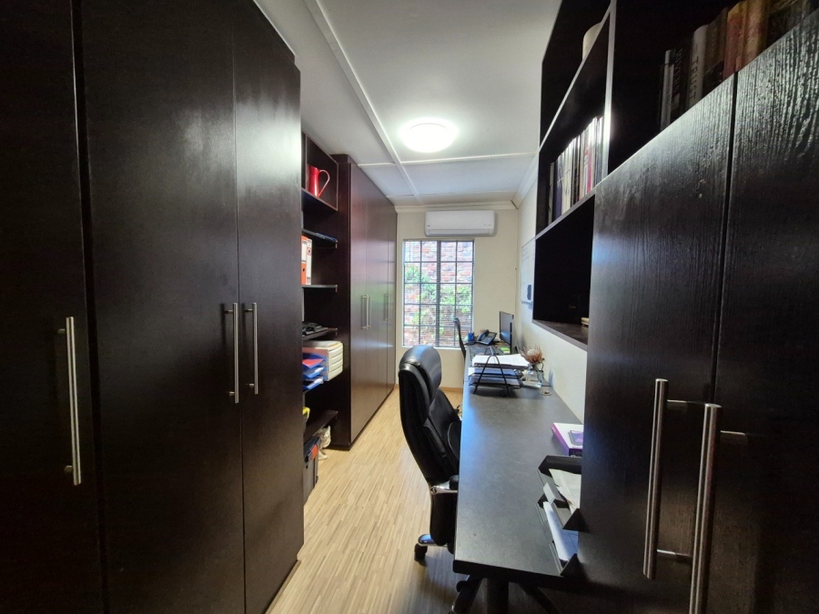 5 Bedroom Property for Sale in Langenhovenpark Free State